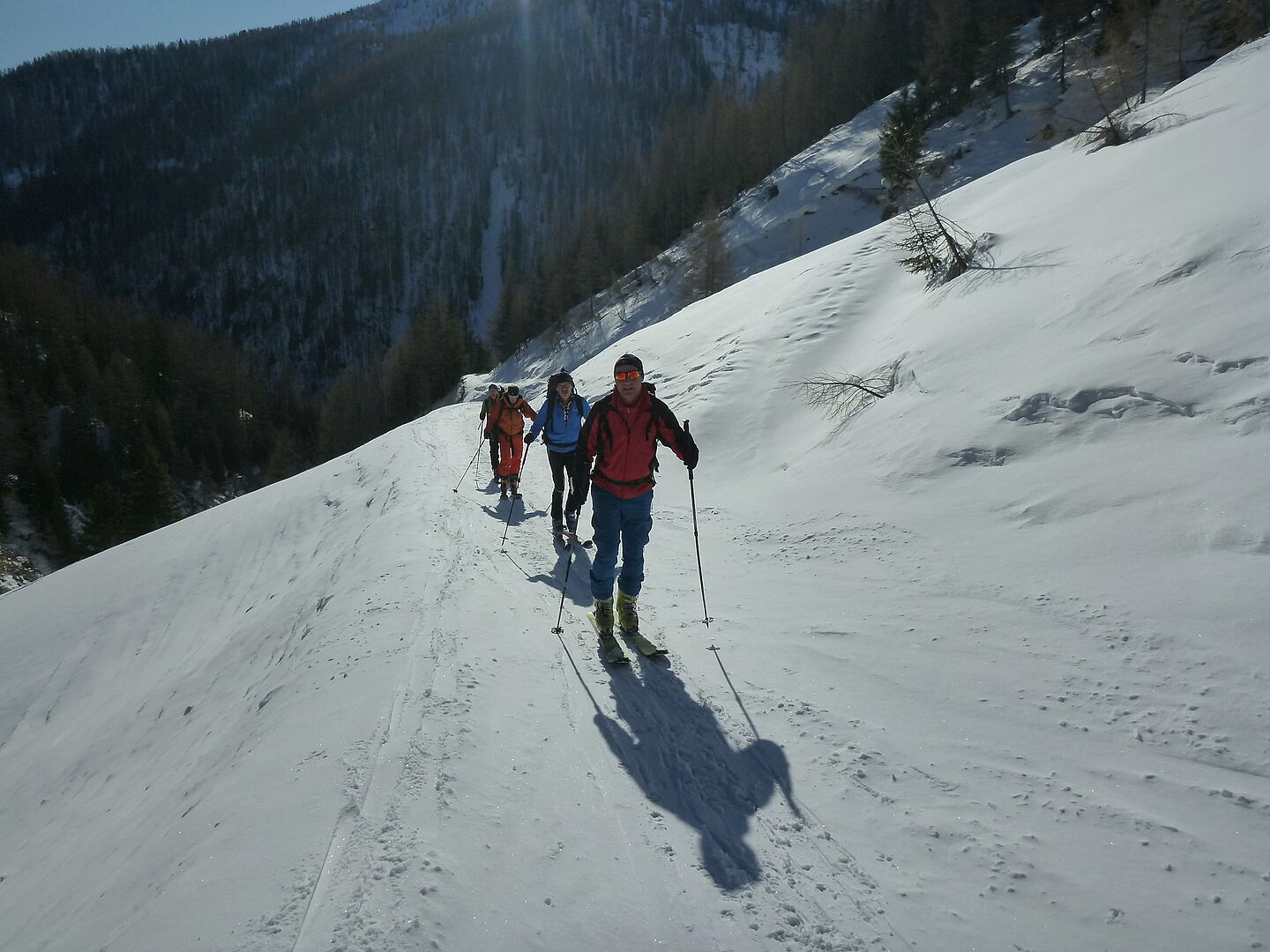 verschneite Berglandschaft - Tourengeher beim Aufstieg