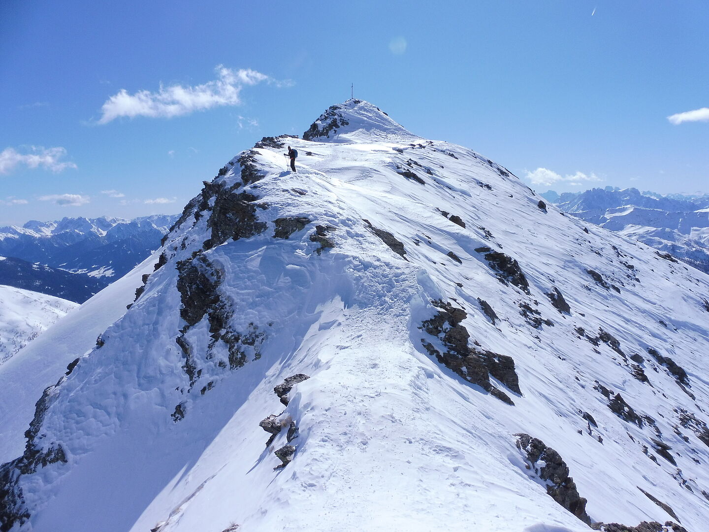Blick entlang des Gipfelgrates zum Gipfel