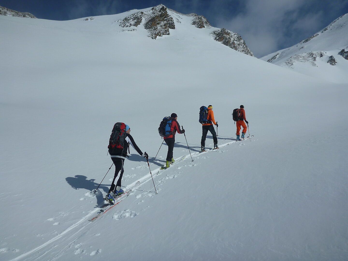 Die Gruppe zeiht beim Anstieg die erste Spur in den Schnee 