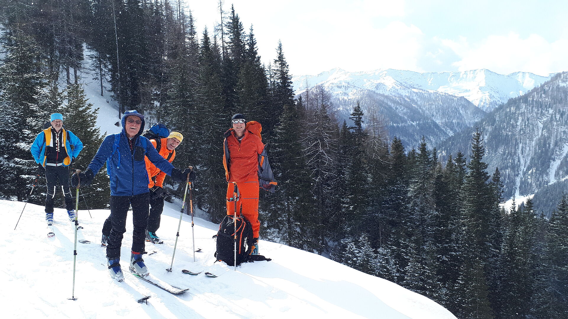 Die Tourengeher beim Start zum Aufstieg