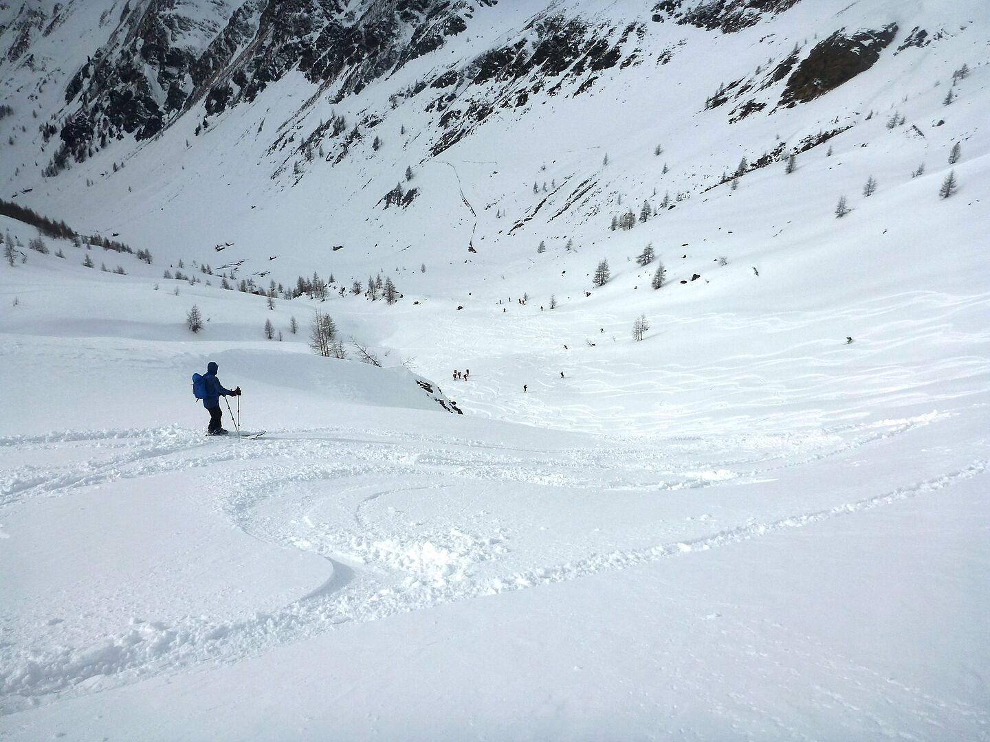 Blick den Tiefschneehang hinunter