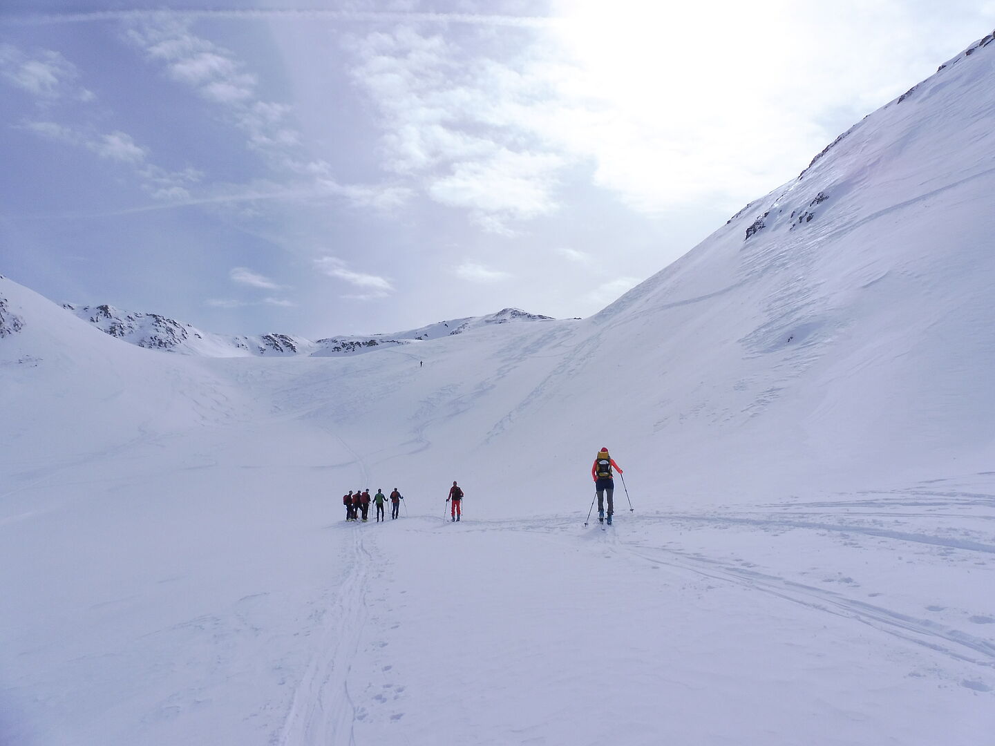 verschneite Berglandschaft - Tourengeher beim Aufstieg
