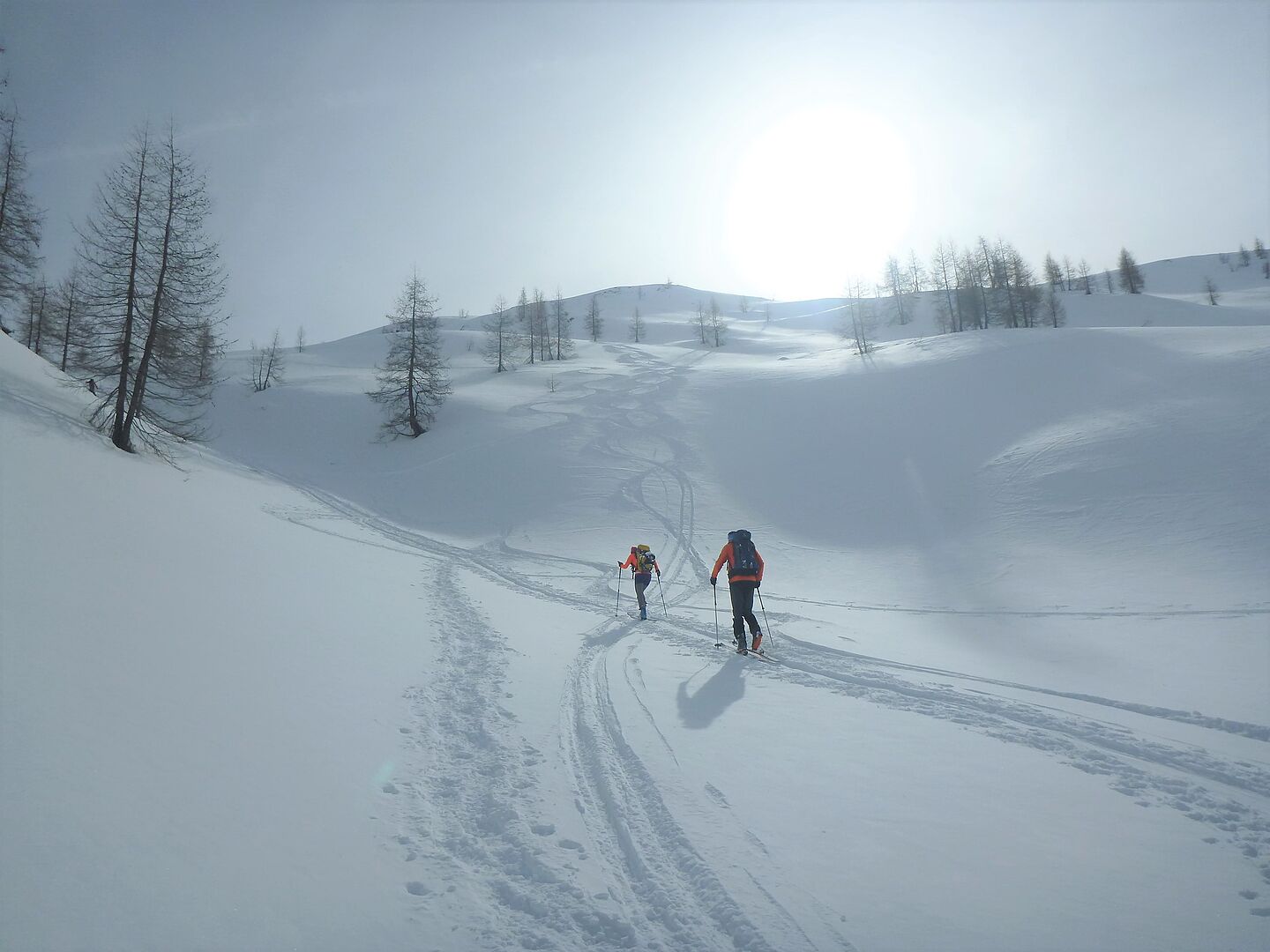 verschneite Berglandschaft - Tourengeher beim Aufstieg