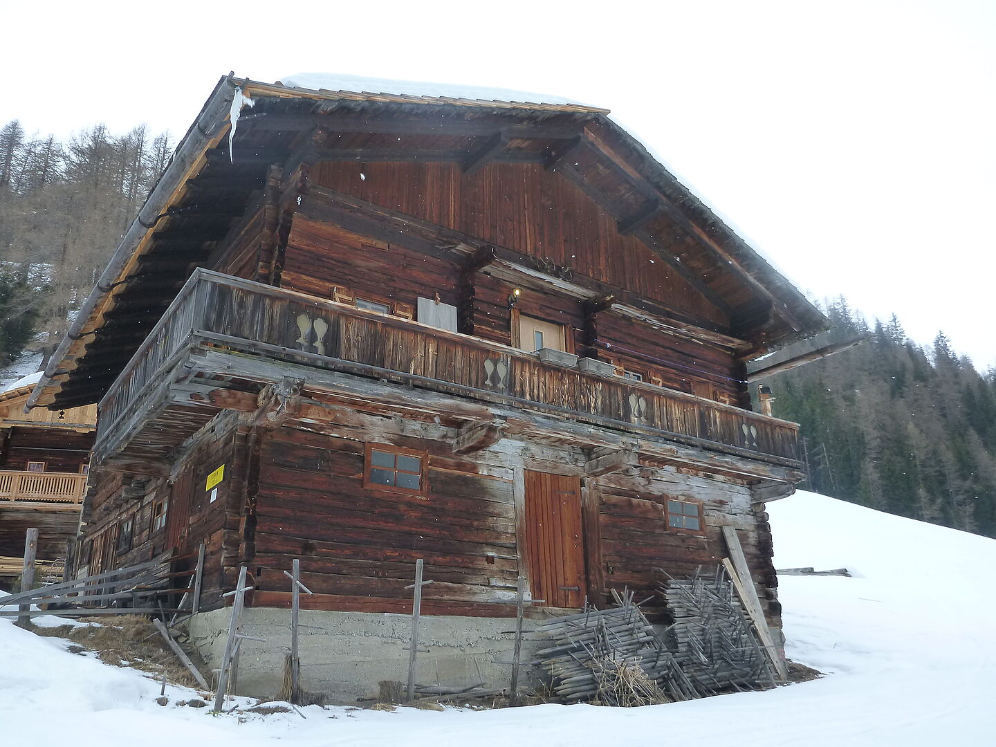 Hozlhaus mit Sockel aus Bruchsteinen