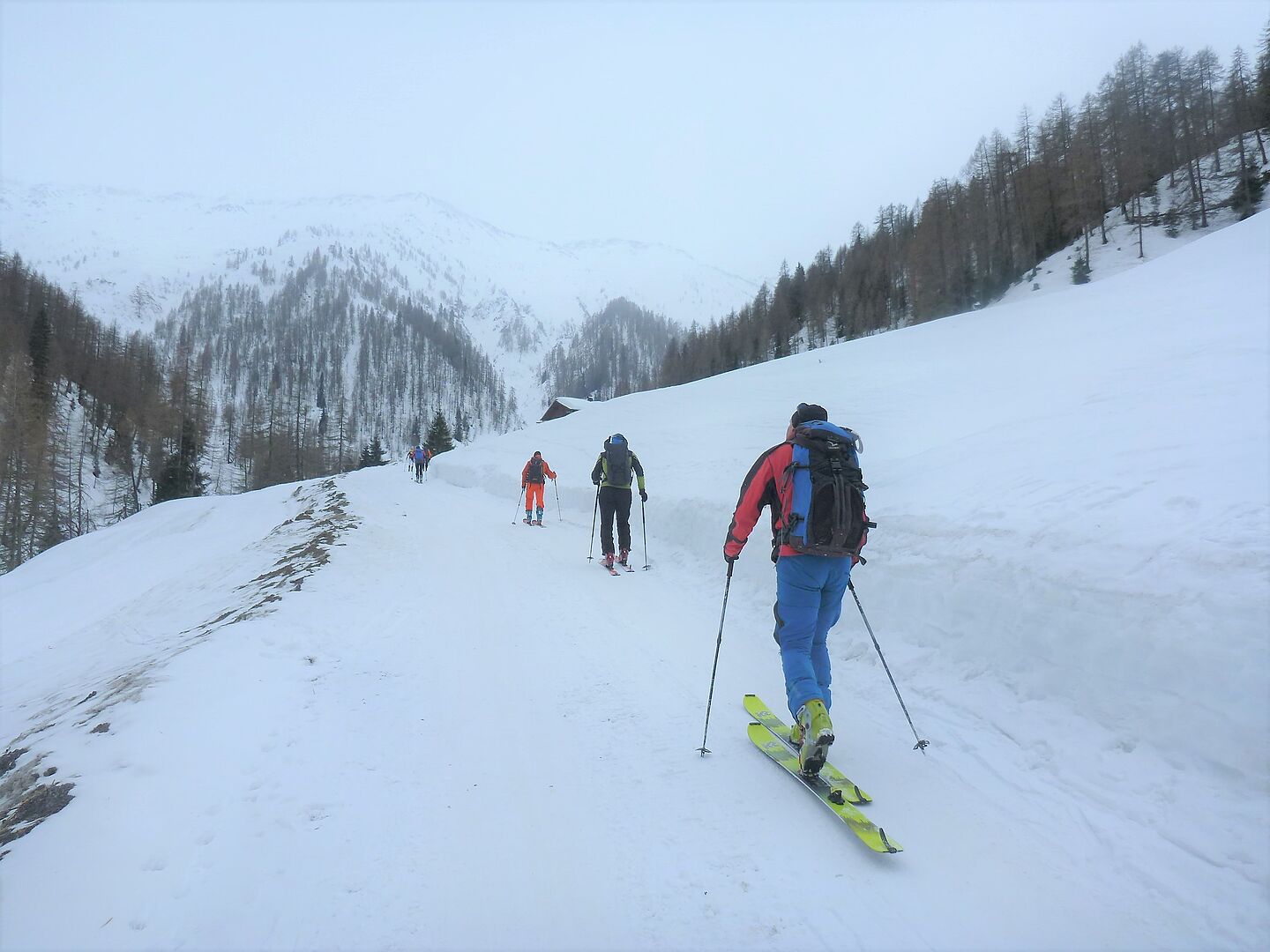 Tourengeher beim Start zum Aufstieg