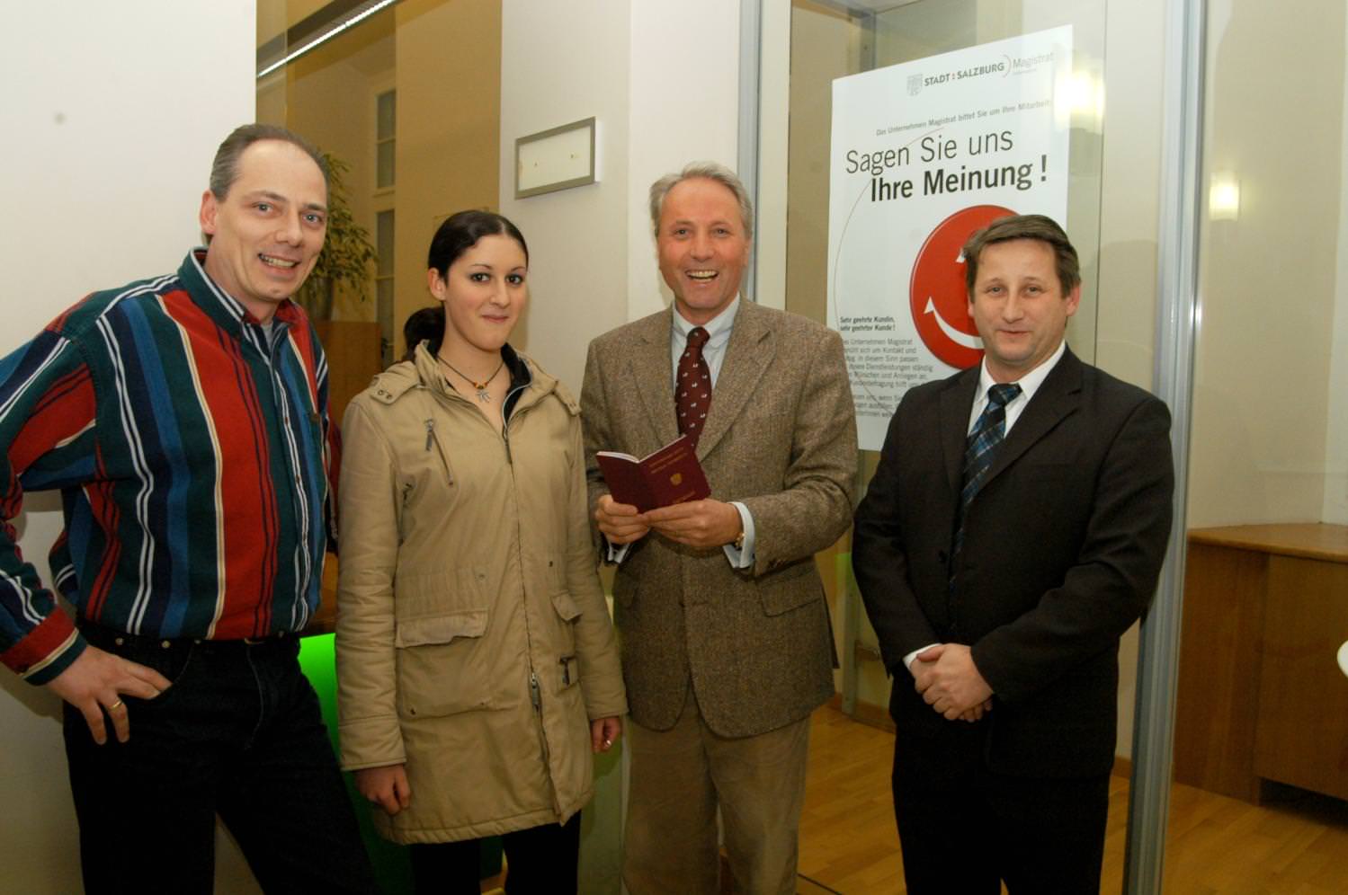 Madeline G. mit ihrem Notpass Madeline G. mit ihrem Notpass