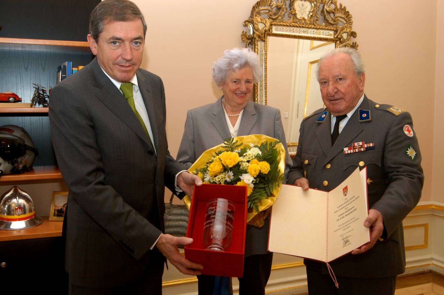 Ehrenbecher der Stadt für Dr. Karl Margreiter