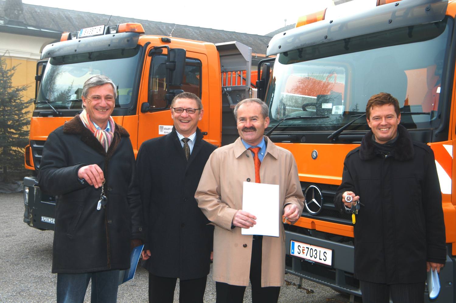 Schlüsselübergabe für umweltfreundliche Lkw.