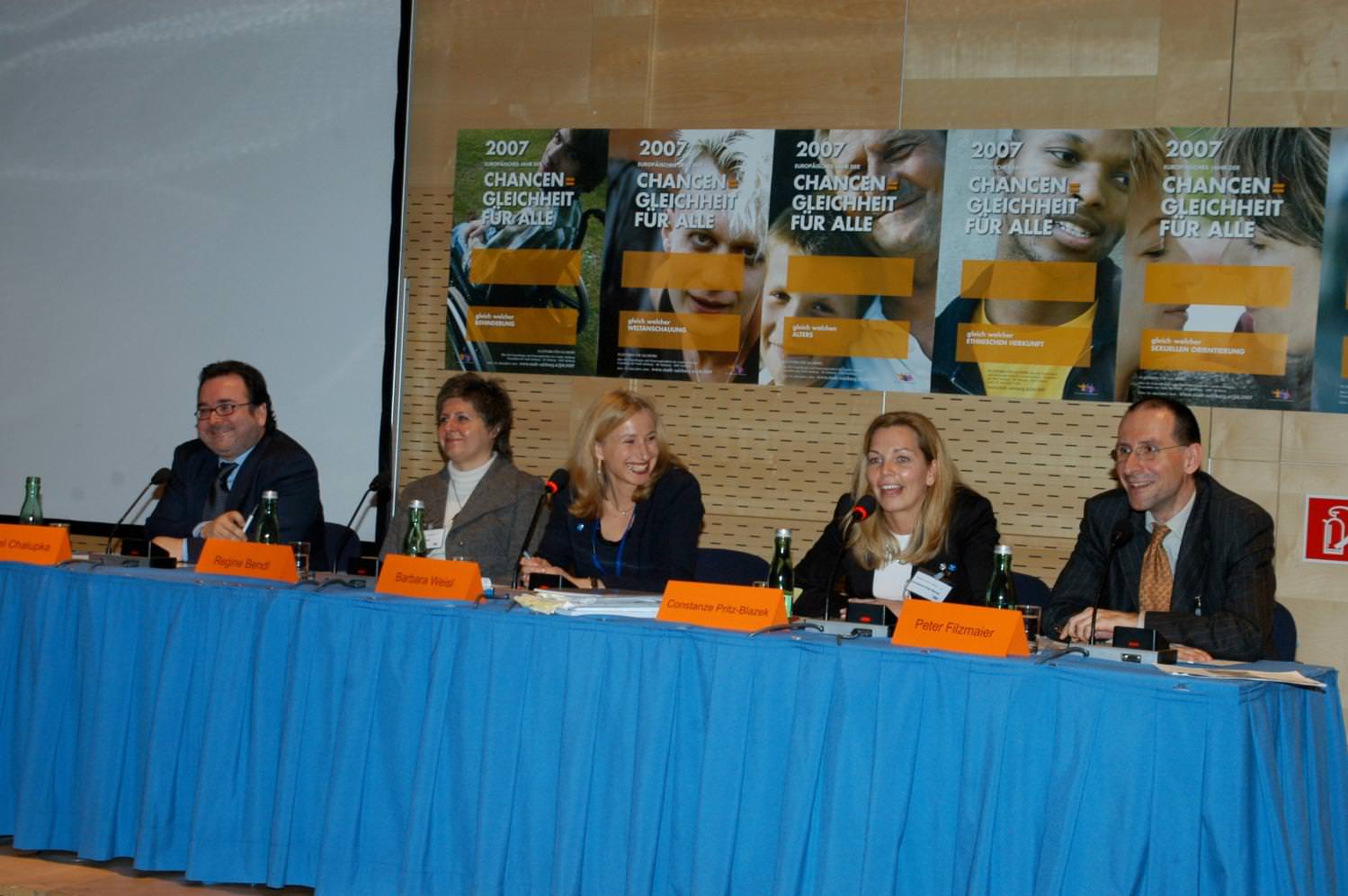 Prominent besetztes Podium