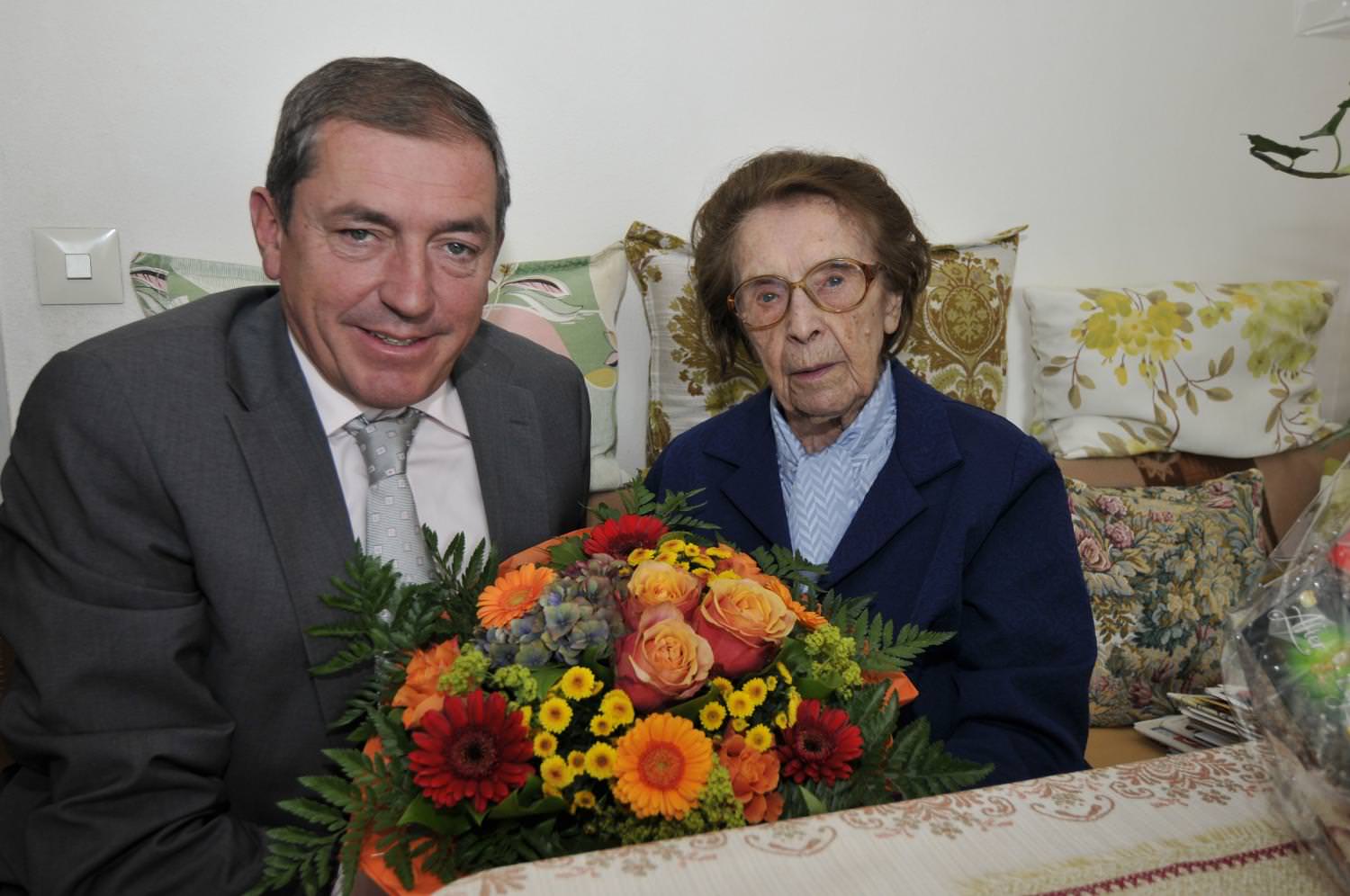 Blumen zum 107er: Schaden und Cäcilia Buchinger.