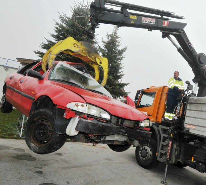 Autowrack wird entsorgt Autowrack wird entsorgt