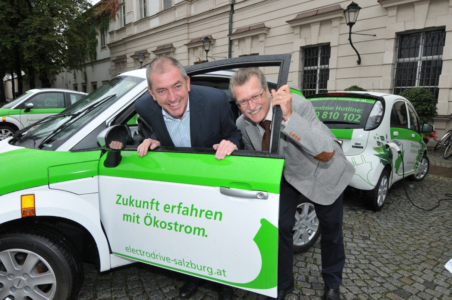 Hatten sichtlich Spaß mit dem E-Auto: Hatten sichtlich Spaß mit dem E-Auto:
