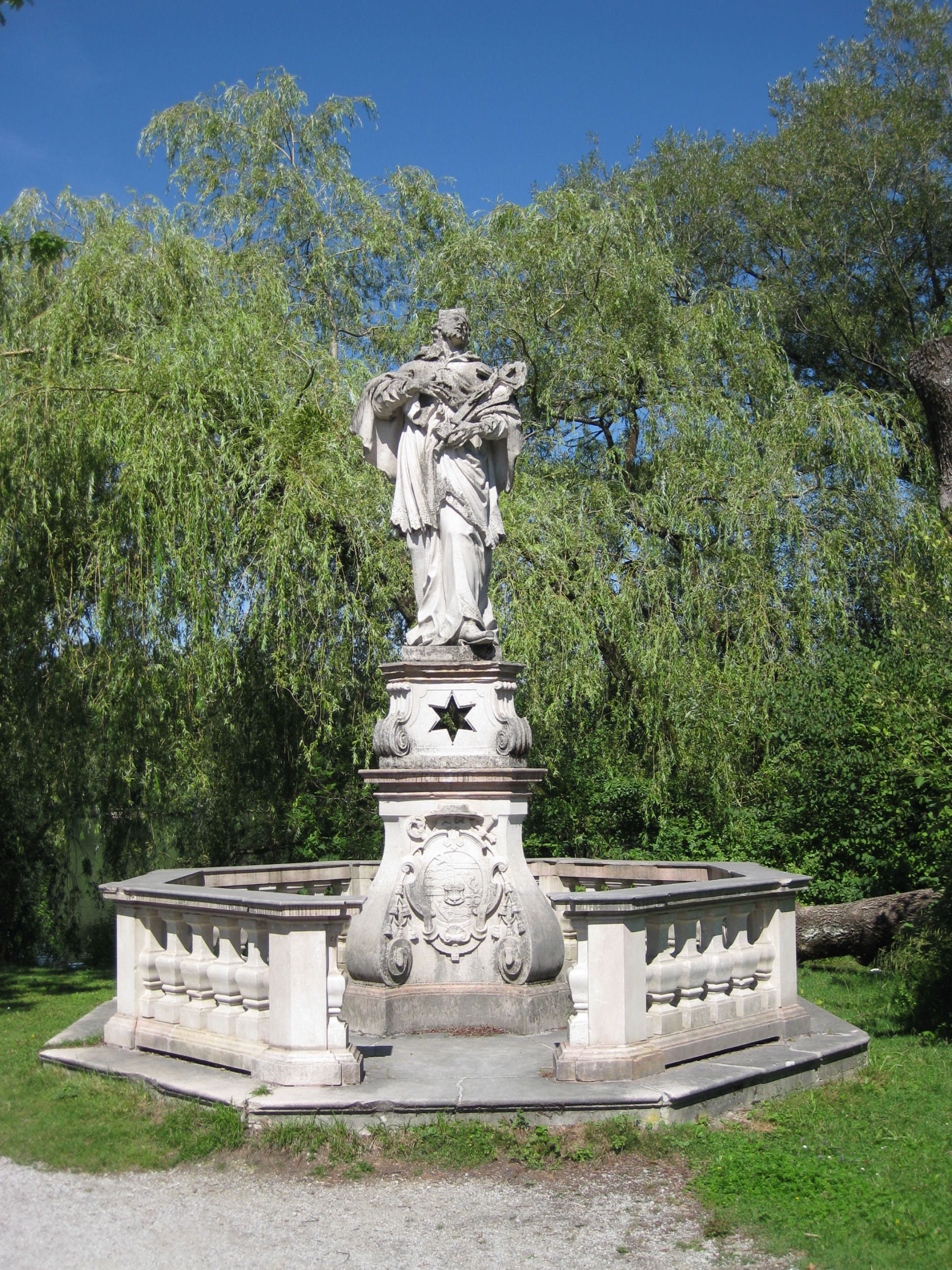 Johannes-Nepomuk-Statue am Leopoldskroner Weiher Johannes-Nepomuk-Statue am Leopoldskroner Weiher