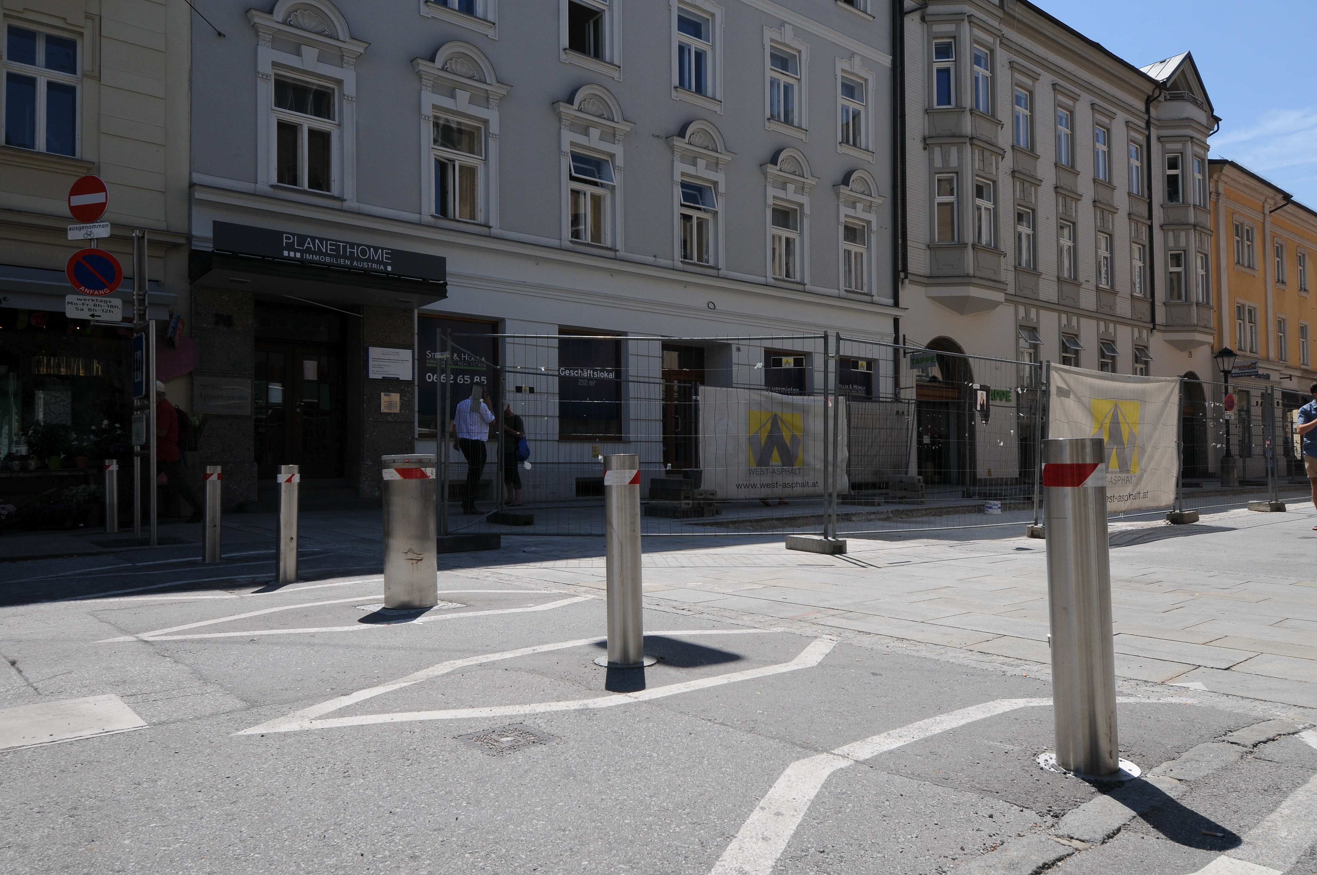 Klingelknöpfe an den Pollern sichern Zufahrt... Klingelknöpfe an den Pollern sichern Zufahrt...