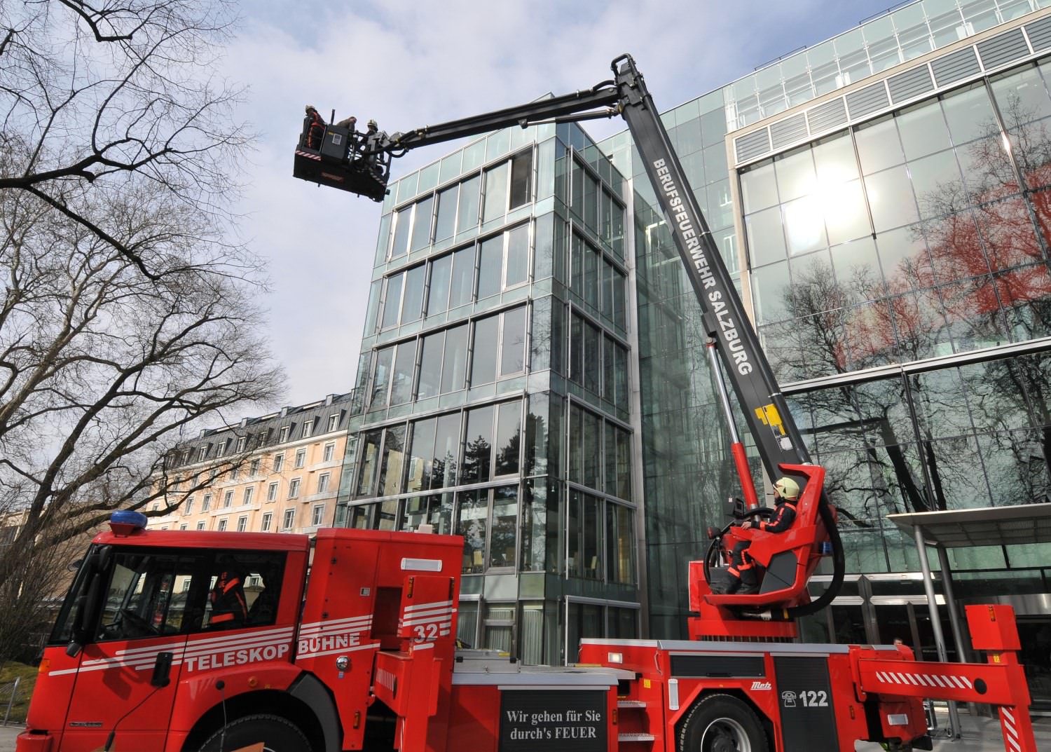 Neue Teleskopbühne für Berufsfeuerwehr Salzburg