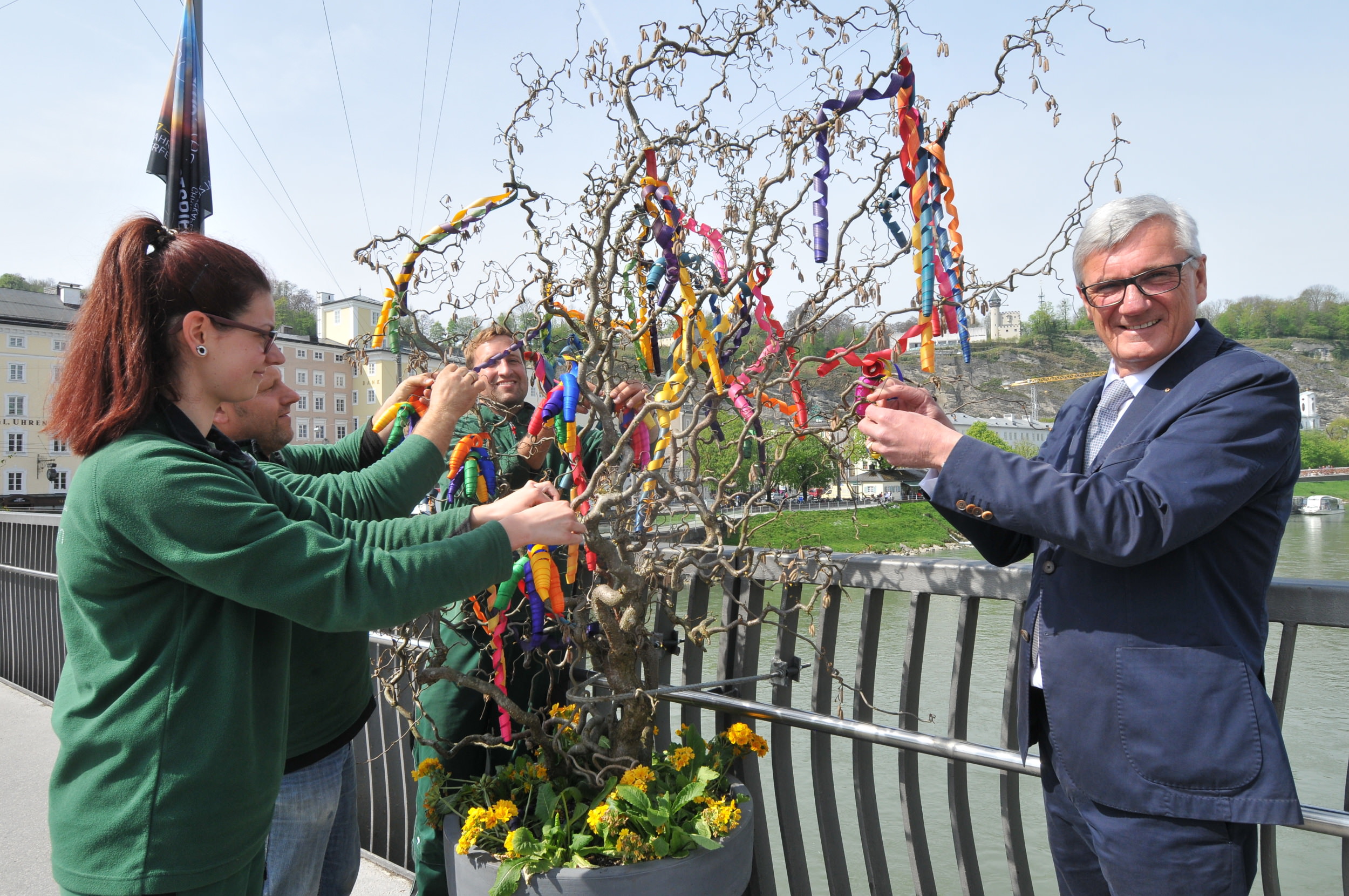 Traditionelle Osterdeko für die Staatsbrücke