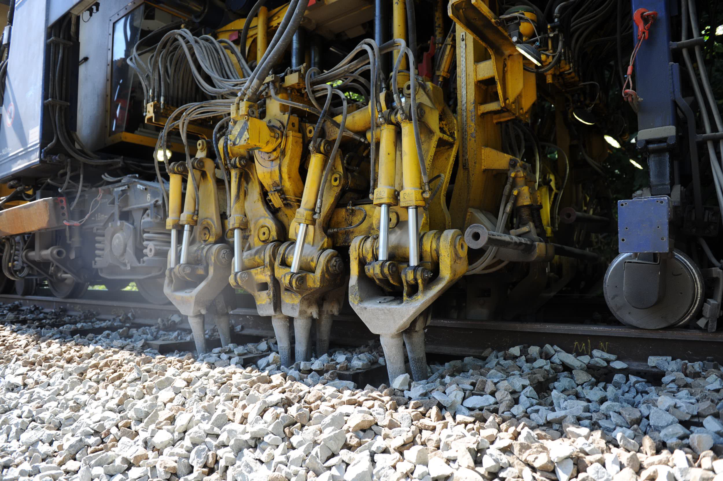 Verdichtung des Bahn-Schotterbetts Verdichtung des Bahn-Schotterbetts