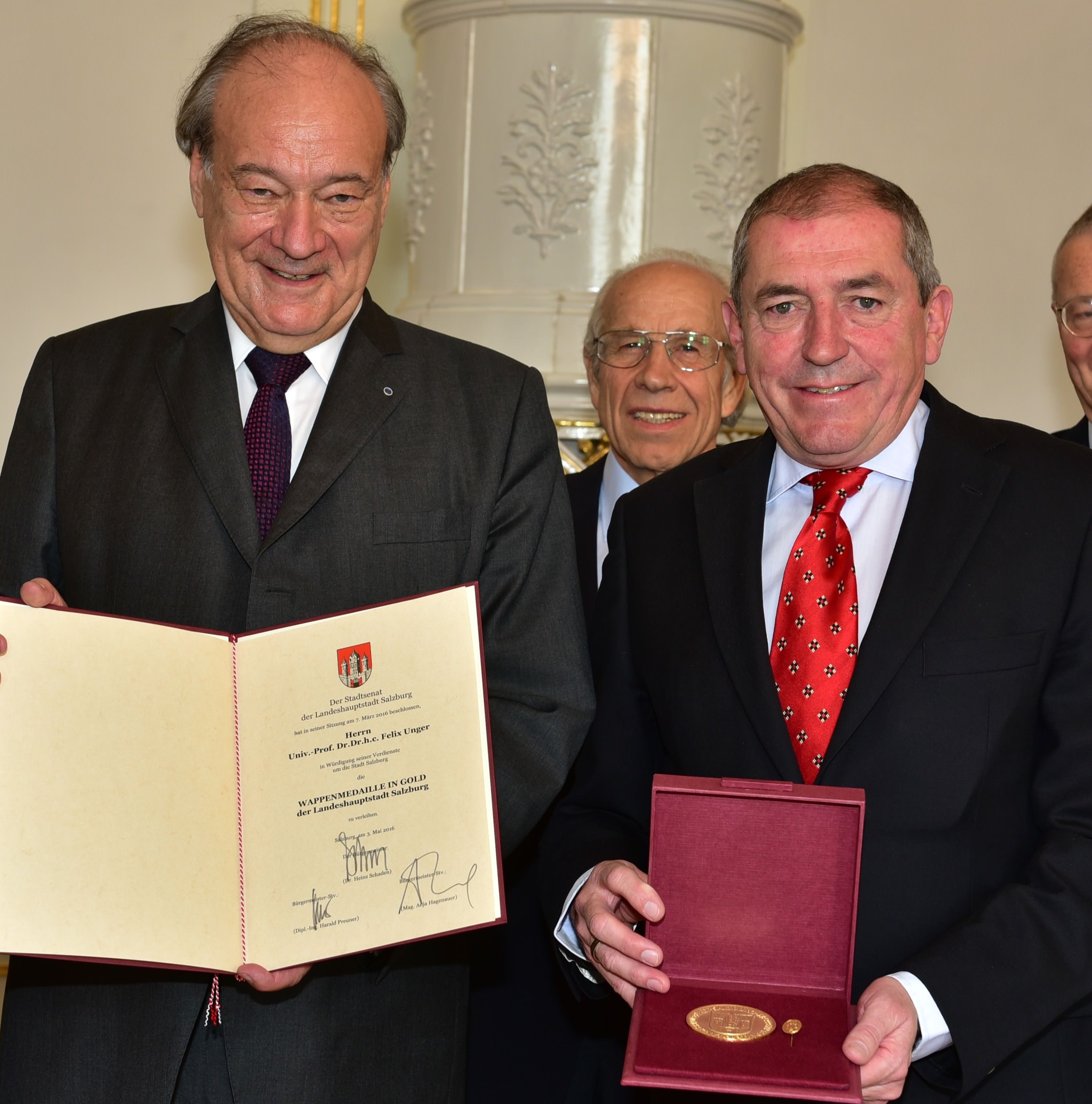 Wappenmedaille der Stadt in Gold für Herzchirurgen Wappenmedaille der Stadt in Gold für Herzchirurgen