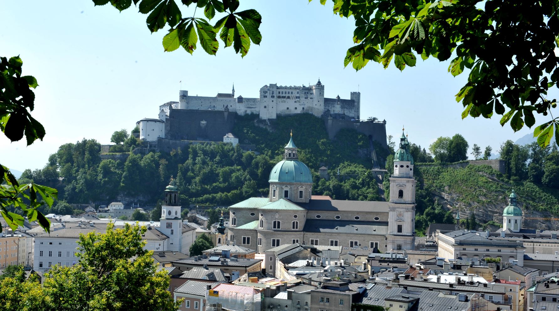 Festung Hohensalzburg erstrallt im Sommer.