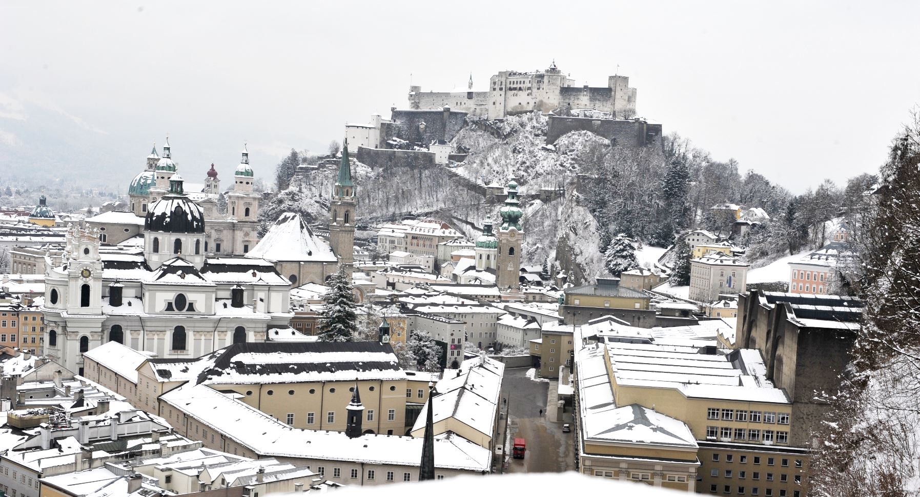 Festung Hohensalzburg eingebettet in eine Winterlandschaft.