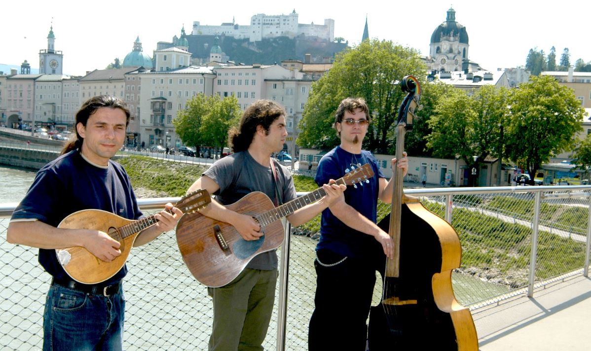 Straßenmusikanten am Makartsteg Strassenmusikanten erheitern die Leute auf dem Makartsteg.