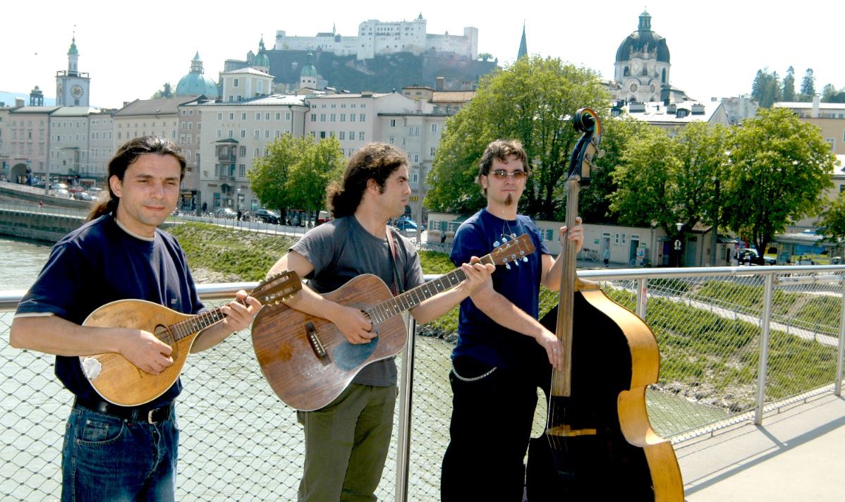 Strassenmusikanten erheitern die Leute auf dem Makartsteg.