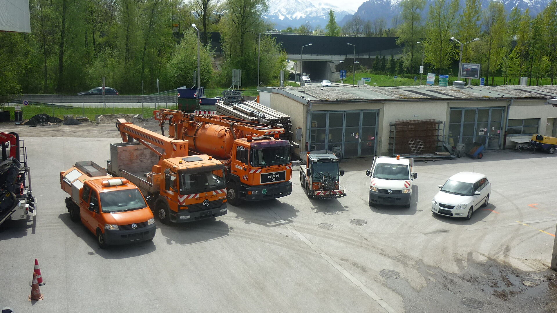 Fuhrpark und Abfallservice verkaufen Altfahrzeuge und Geräte an Bestbieter*innen.