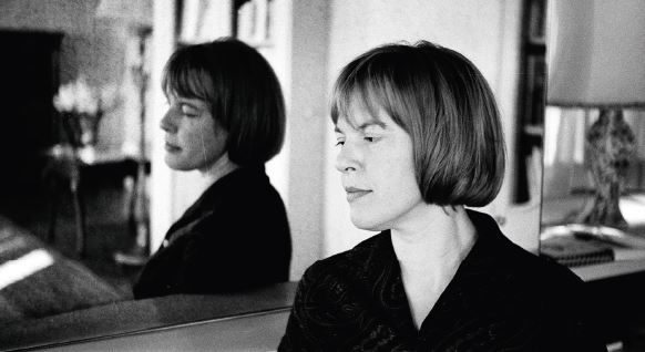 Ingeborg Bachmann von ihrem Bruder Heinz Bachmann Schwarz-Weiss Fotografie von Ingeborg Bachmann mit einem nachdenklichen Blick.