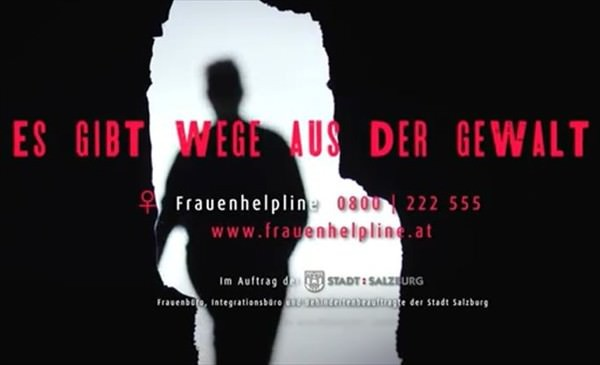 Schwarz-Weiss Fotografie von einer Silhoute und dem roten Schriftzug "Es gibt einen Weg aus der Gewalt"