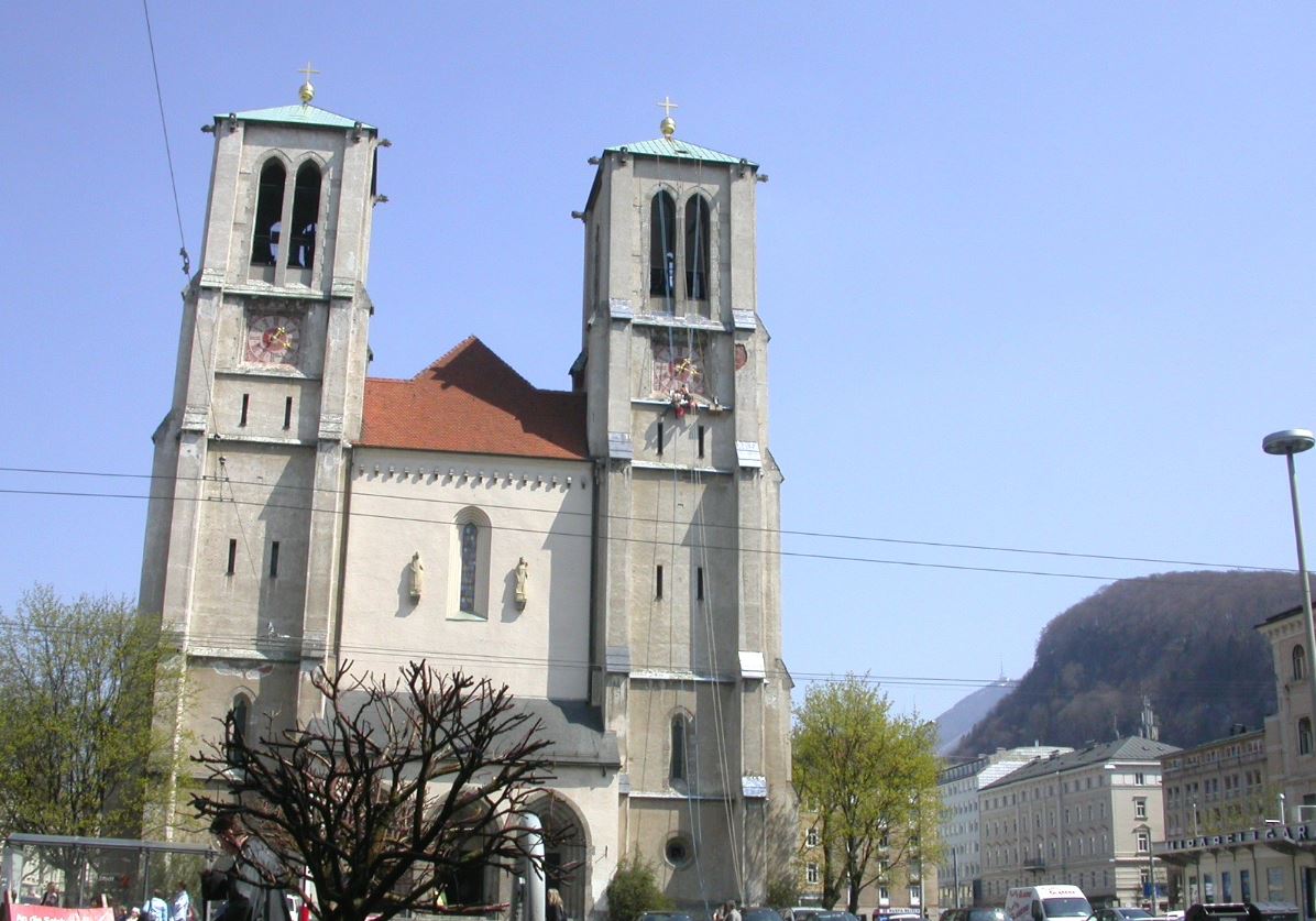 Außenansicht der Andräkirche vor blauem Himmel.