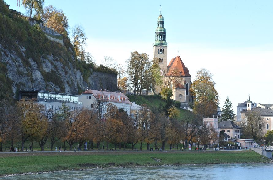 Die Augustiner Kirche in Mülln hinter der Salzach.