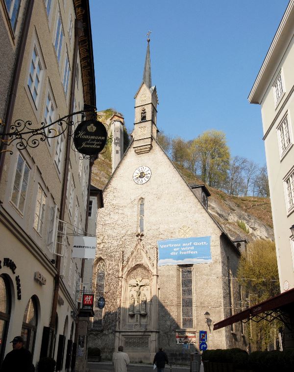Die Blasiuskirche von außen im Stadtbild.