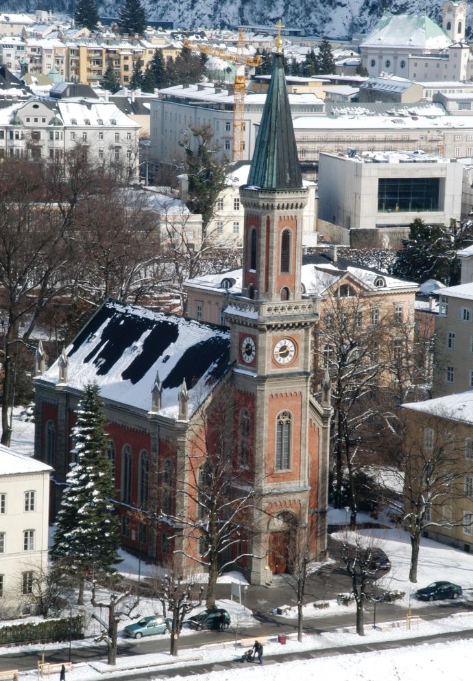 Die mit Schnee bedeckte Christuskirche im Winter mit Stadtansicht.