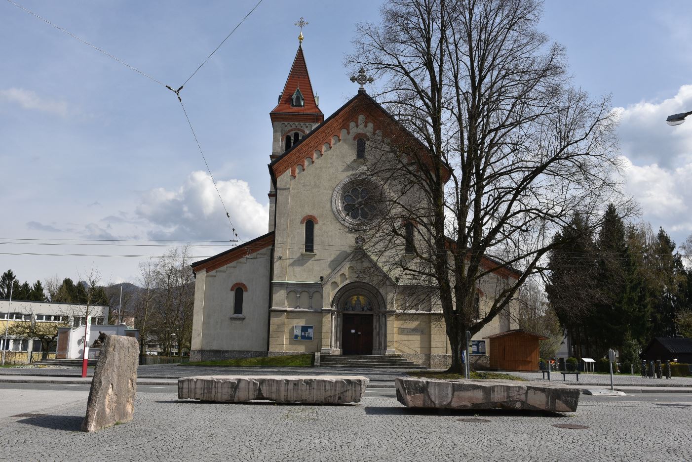 Die Itzlinger Kirche am Veronaplatz vor bewölktem Himmel.