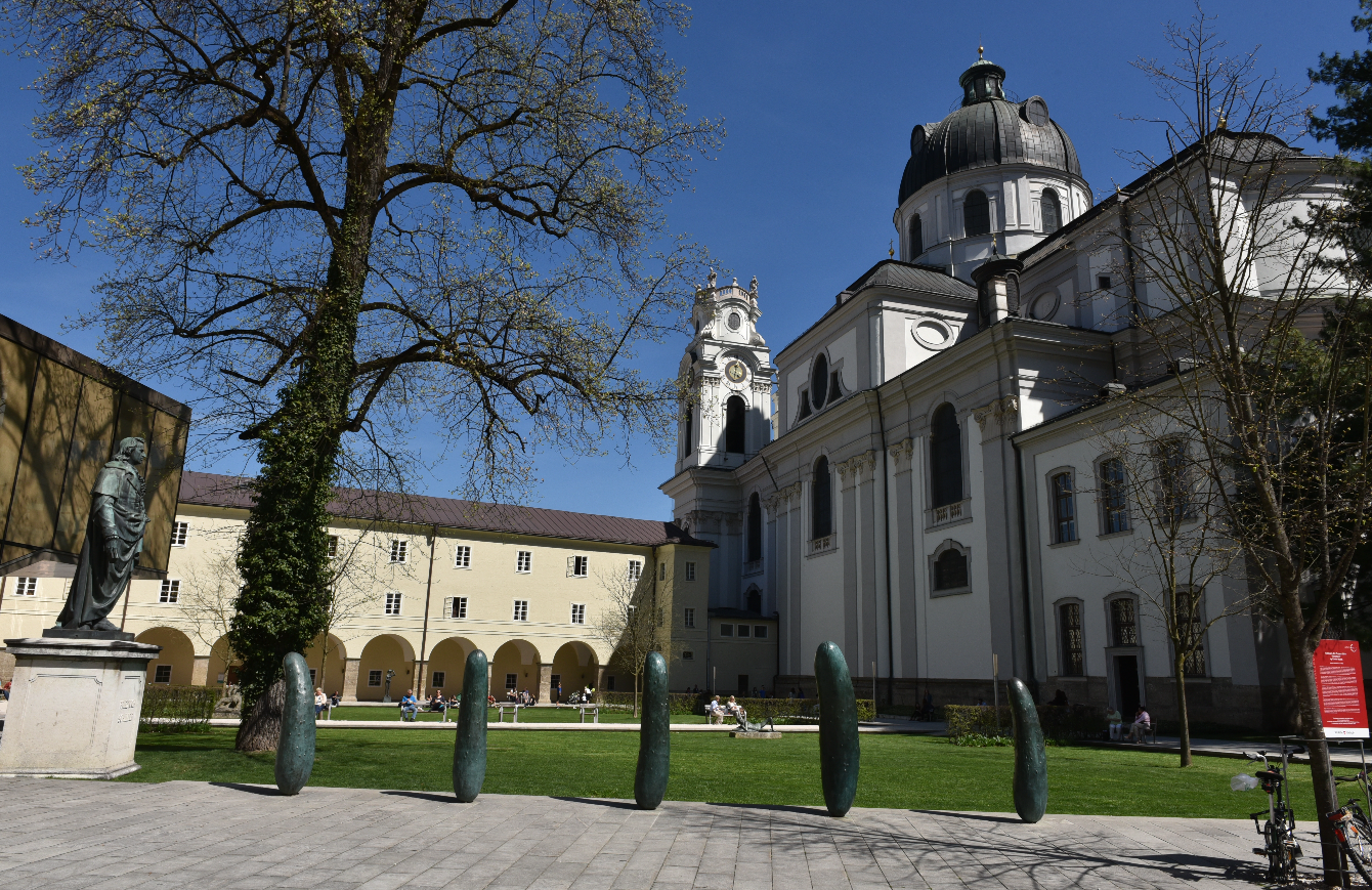 Die Kollegienkirche von außen mit Furtwänglerpark.