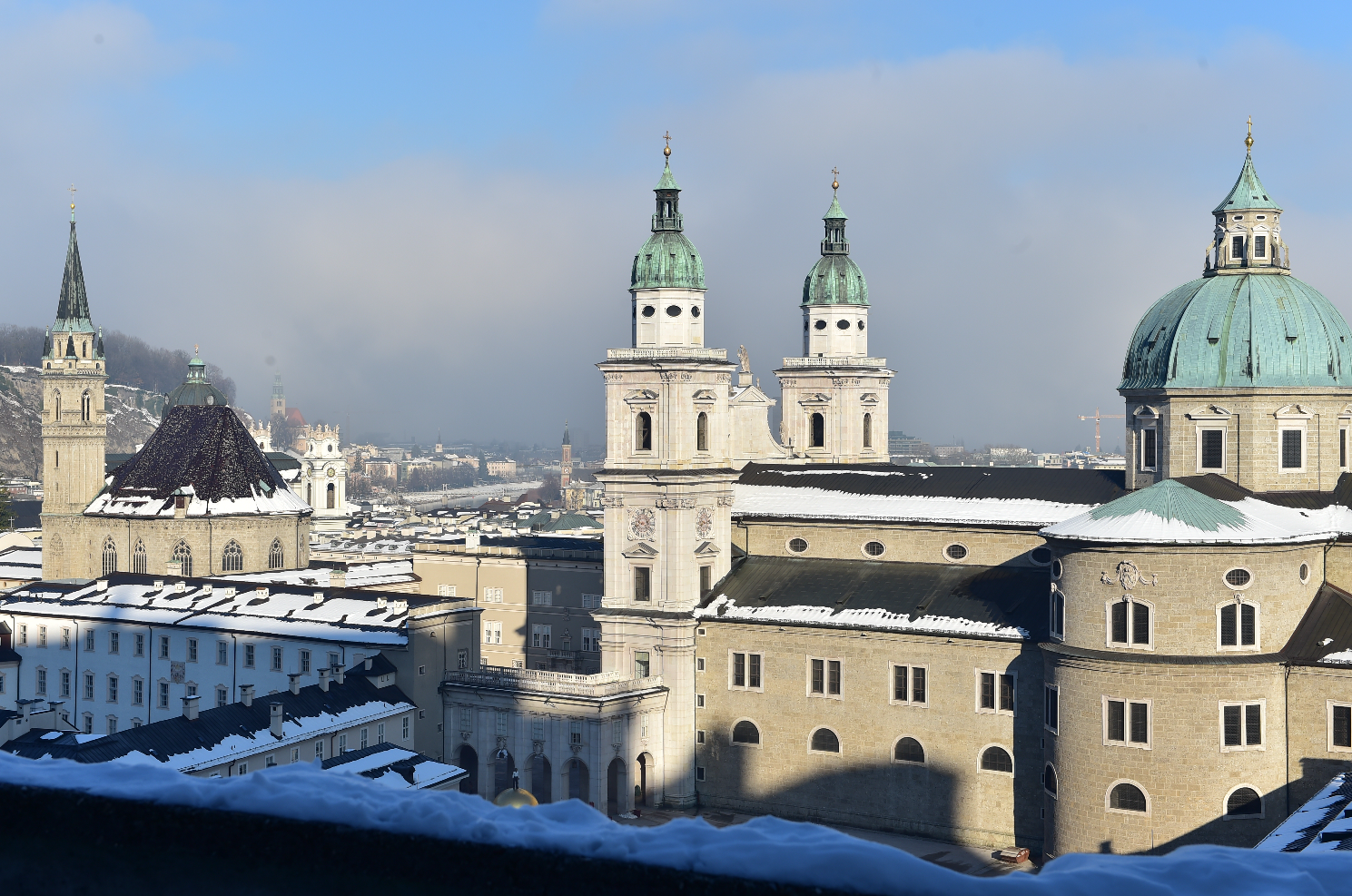Der Salzburger Dom mit Blick auf die Altstadt im Winter.