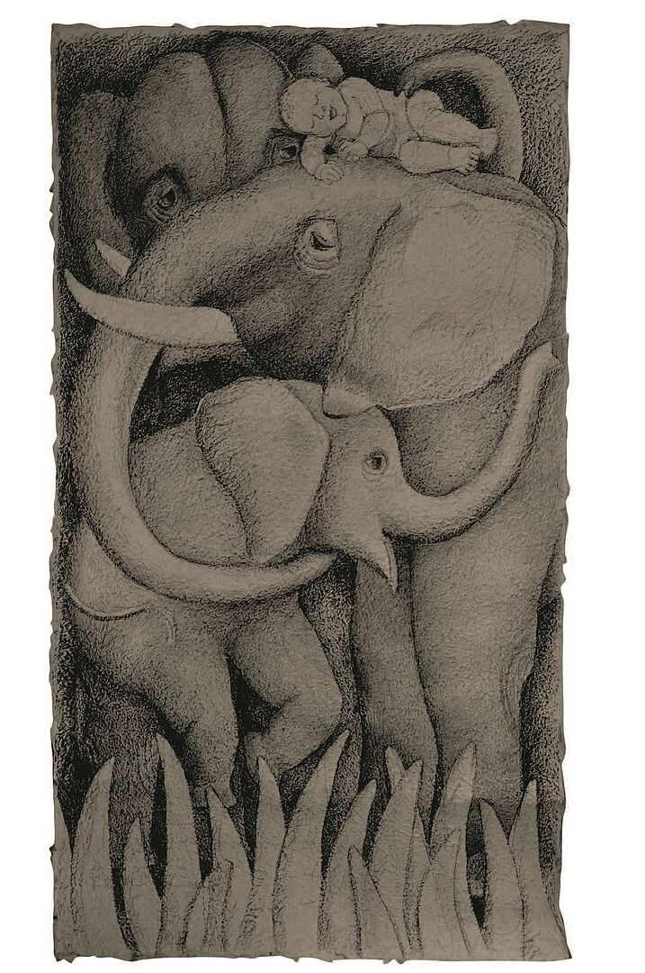 Schwarz-weißes Bild: Elefantenmutter die den Rüssel um ein Elefantenbaby legt, auf ihrem Kopf liegt ein Menschenbaby; im Hintergrund sieht man die Oberseite des Kopfes eines weiteren Elefanten.