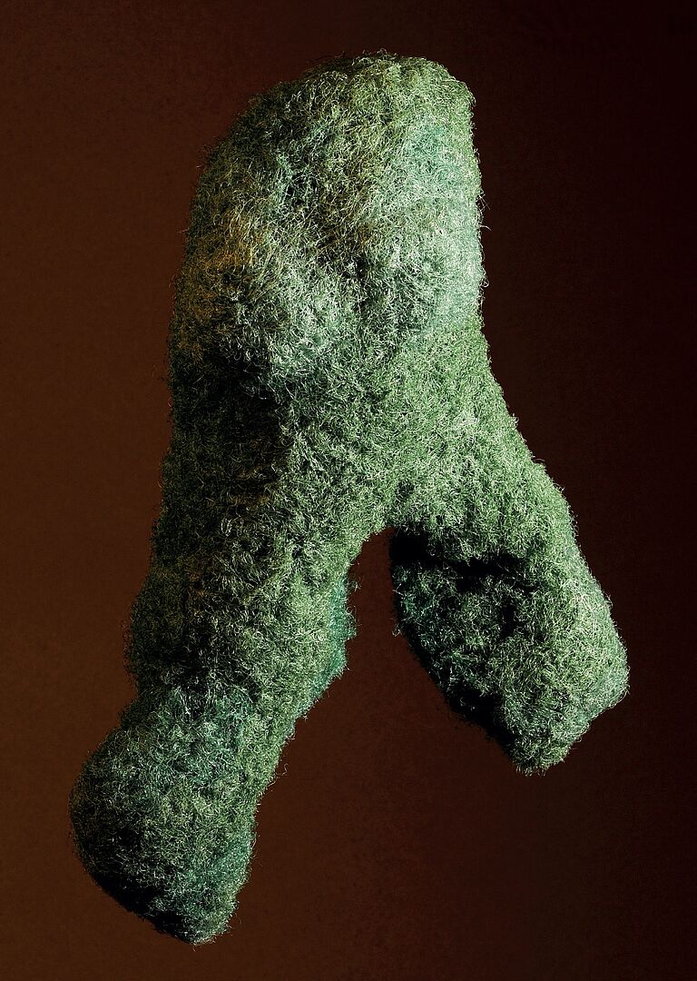 Objekt aus grünem Gewebe in Form eines umgekehrten Y 