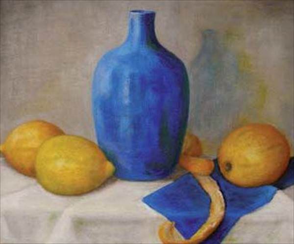 Stilleben mit einer mittig platzierten blauen bauchigen Flasche auf einer Ablage mit hellem Tischtuch, Zitronen, Apfel eine blaue Serviette mit einer Apfelschale rumdherum platziert. 