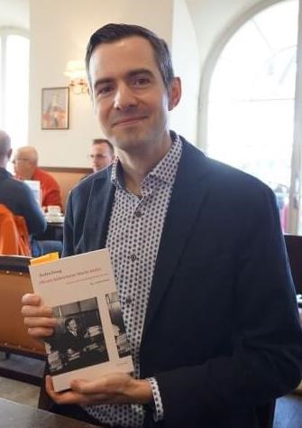 Stefan Resch Foto von Stefan Resch bei der Präsentation im Jänner 2020 mit seinem Buch in der Hand