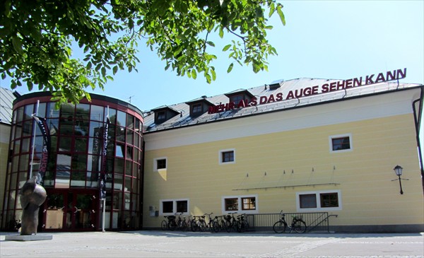 Innenhof des Gebäudes "Petersbrunnhof" mit dem runden Glasbau als Eingangspotal in das Schauspielhaus