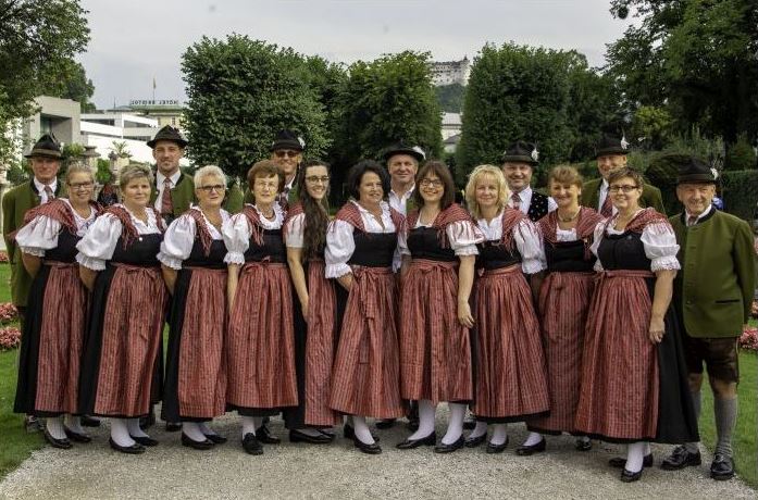 Brauchtumsgruppe Die Lustigen Salzburger Gruppenbild im Heckentheater