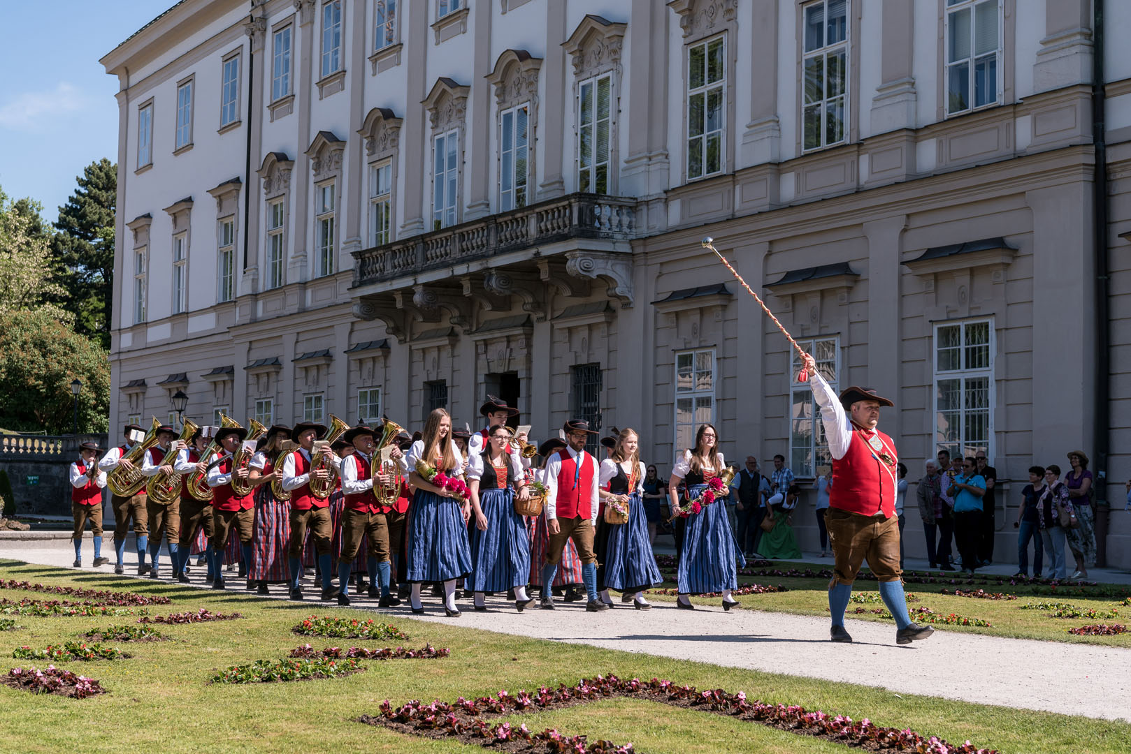 Einmarsch der Lieferinger Fischermusikkapelle im Mirabellgarten in Salzburg zum Promenadenkonzert am 10.05.2018  