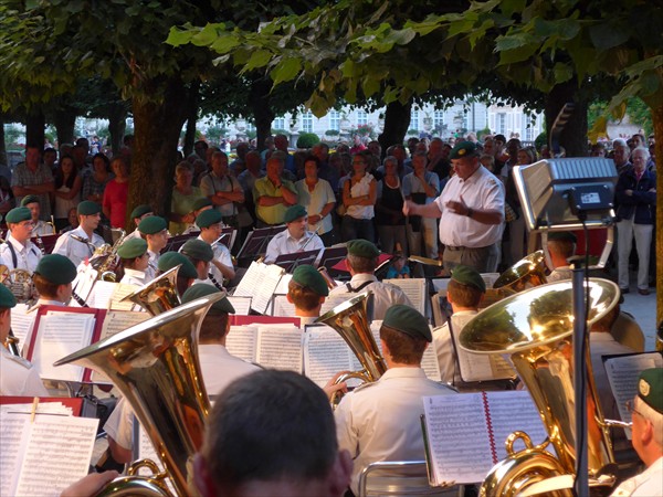 Die Kapelle mit dem Kapellmeister beim Promenadenkonzert 2014