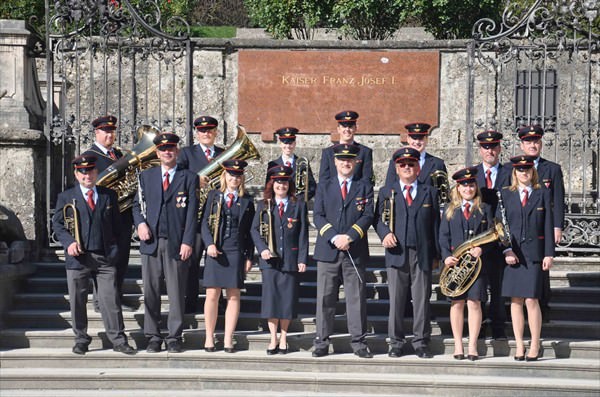 Gruppenfoto der Musikkapelle Salzburg AG Stadtbus auf der Stiege zum Kurgarten, 2016