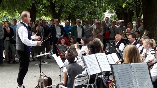 Dirigent der Kapelle vor dem Orchester