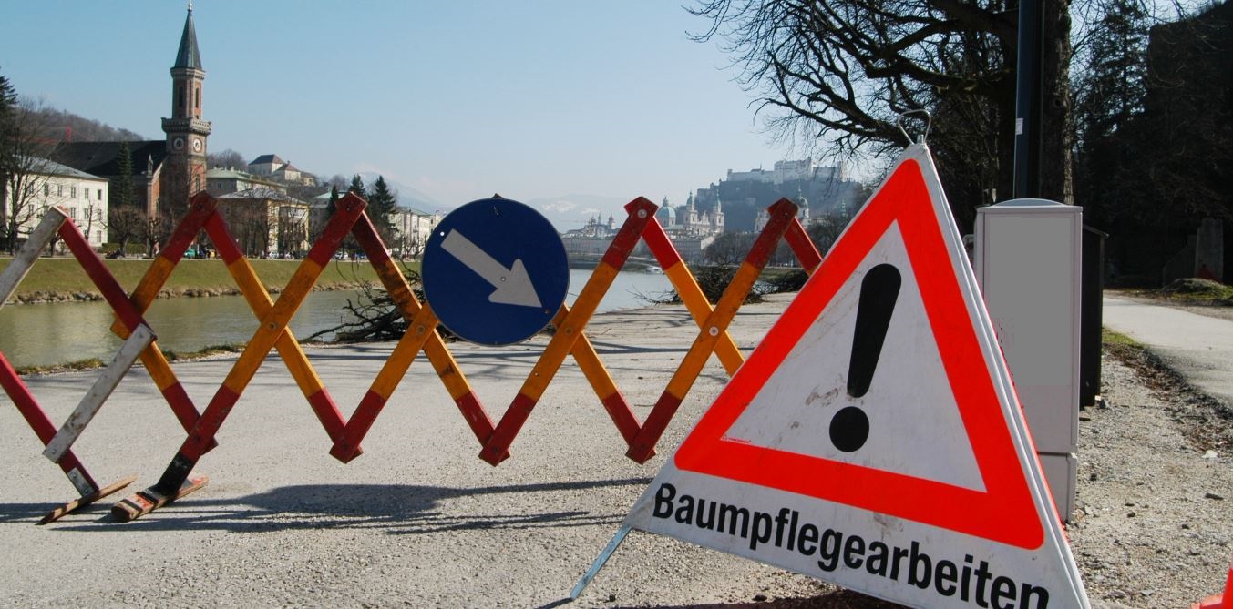 Ein Hinweisschild und eine Absperrung aufgrund von Baumpflegearbeiten