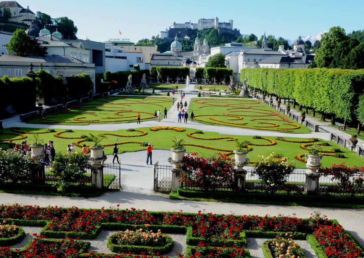 Der Mirabellgarten mit Blick auf die Festung