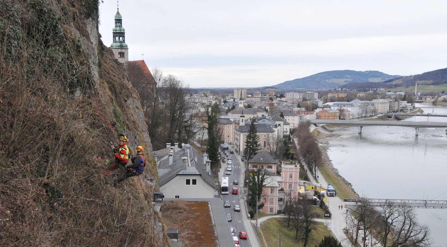 Bergputzer in Mül mit Aussicht auf die Salzach sowie die Stadt selbst