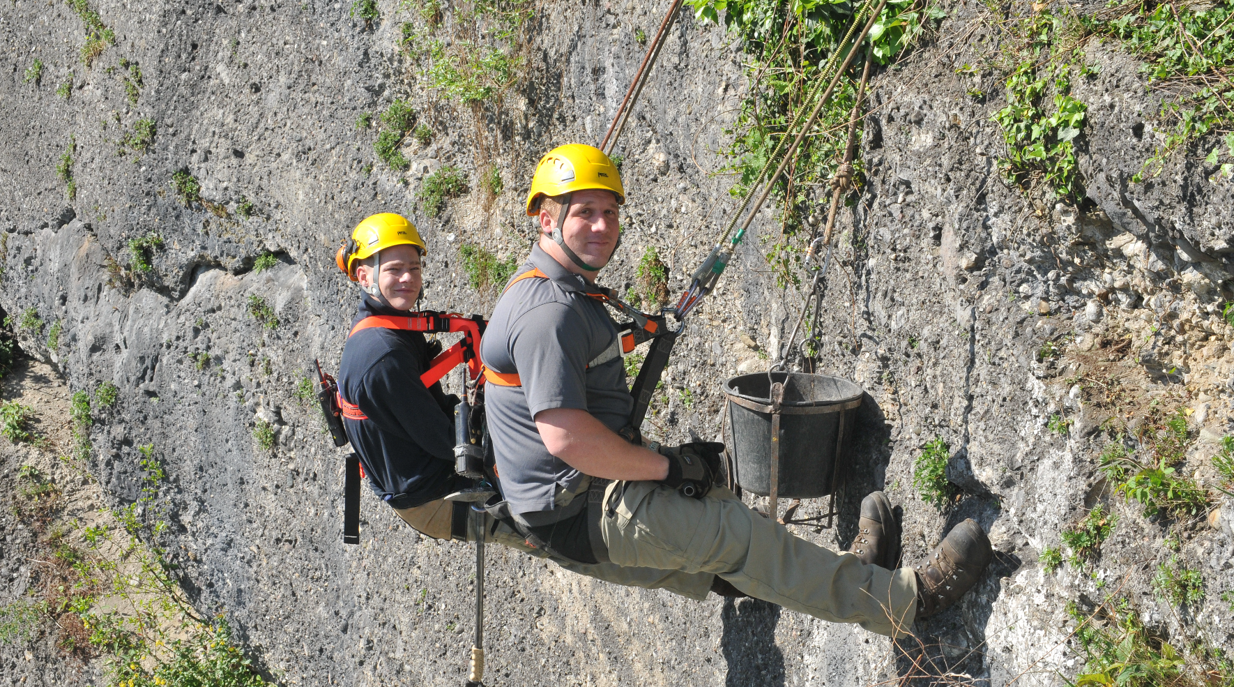 Arbeiter bei der täglichen Arbeit der Felssicherung am Berg